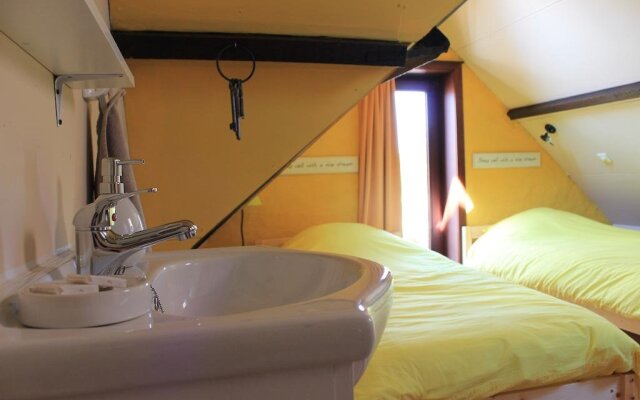 Отель B&B Huyze Uthopia комната для гостей