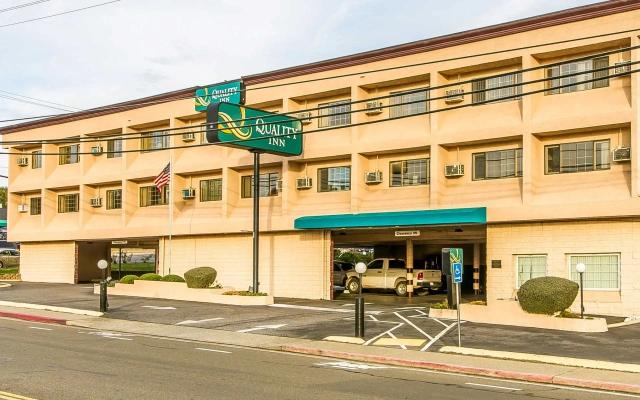 Auburn House Hotel