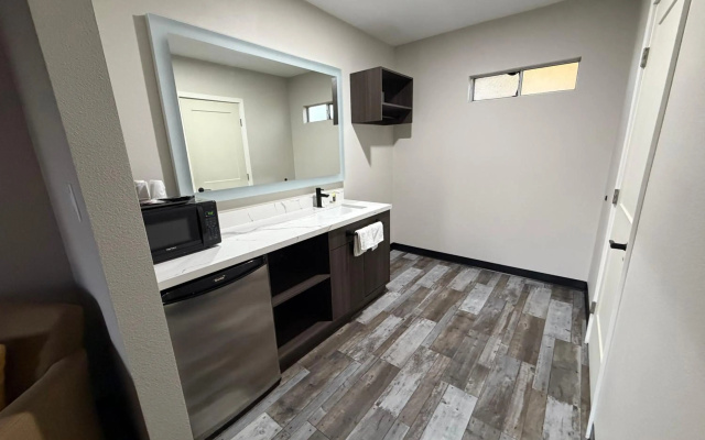 American Inn & Suites LAX