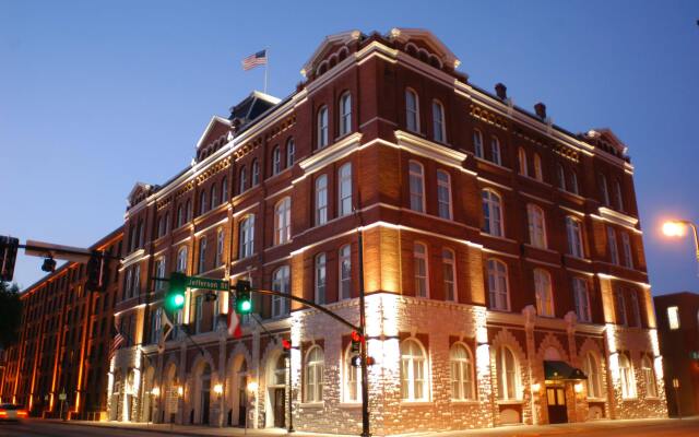 Hotel Indigo Savannah Historic District вид на фасад
