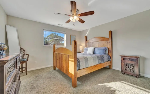 Sleeps 8 Pets Welcome Fenced In Backyard