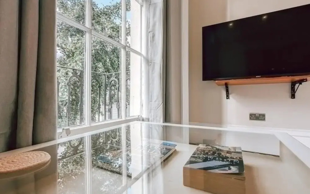 The Modern and Bright Warwick Way Apartment