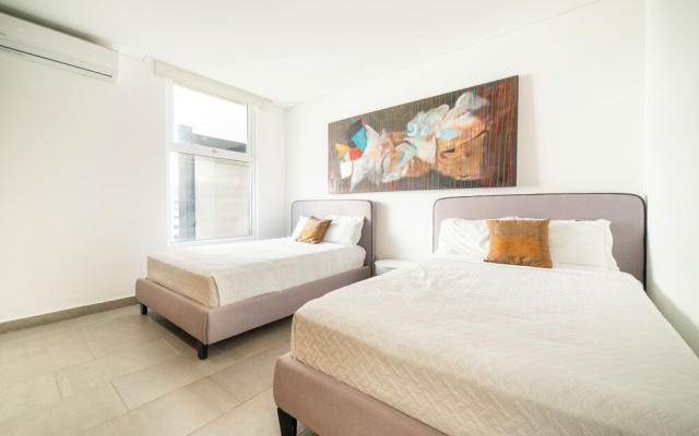 3 BR Condo with Rooftop Pool - Love 203