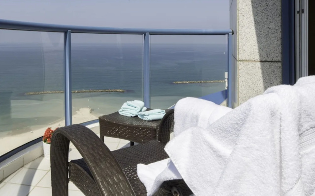 Luxurious 2BR w/ Panoramic Sea View by Sea N' Rent