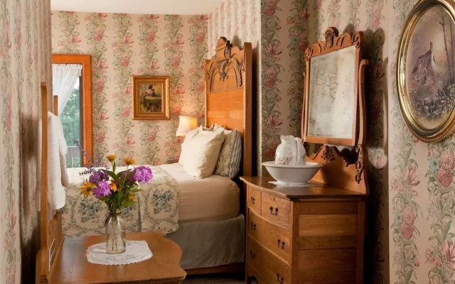 Chanticleer Guest House