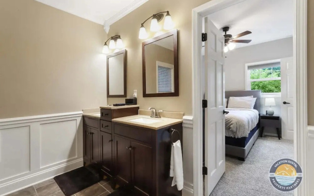 Charming, Pet-friendly Lake Retreat