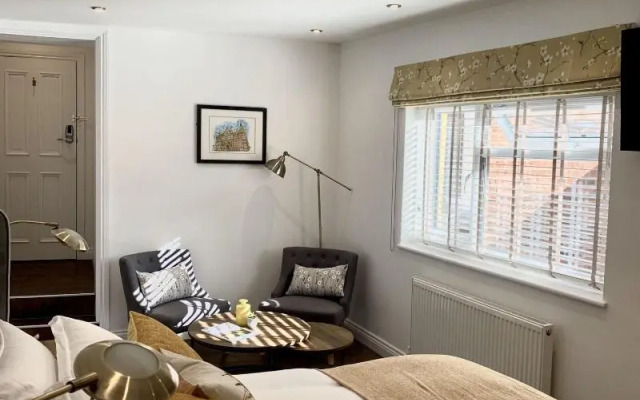 Upstairs at 33