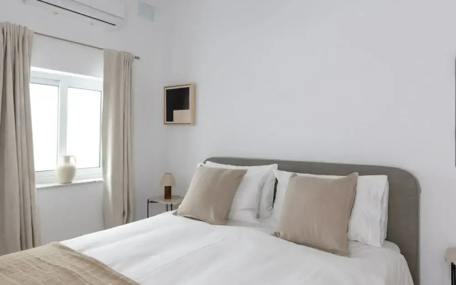 Modern SEAFRONT 2BR APT w Terrace & View
