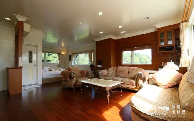 camphor tree manor