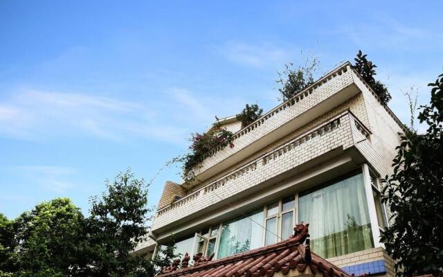 Chengdu Bling Bling Hostel вид на фасад