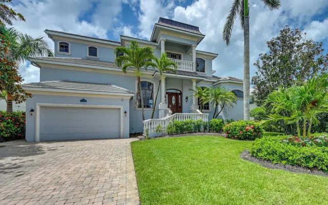 Waterfront Stunner: Effortless Elegance in Naples!
