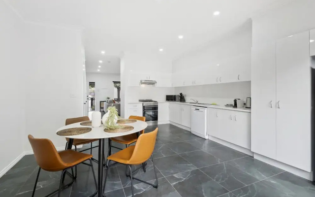 Sleek 2-bed Terrace Near Local Parks