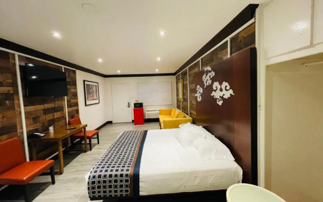 Casa Blanca Inn & Suites
