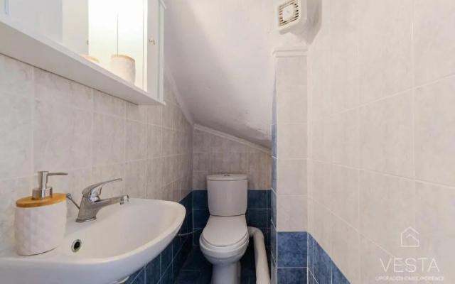 Waterlily 3-bedroom Maisonette, 75m to sandy beach