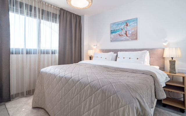 Inf26h- Comfortable and Spacious City Apartment