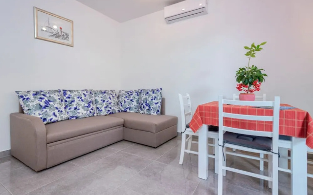 Newly Furnished apt w. Patio,parking & Fireplace