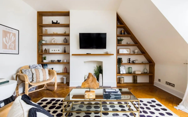 The Queens Park Sanctum - Lovely 2bdr Flat with Balcony