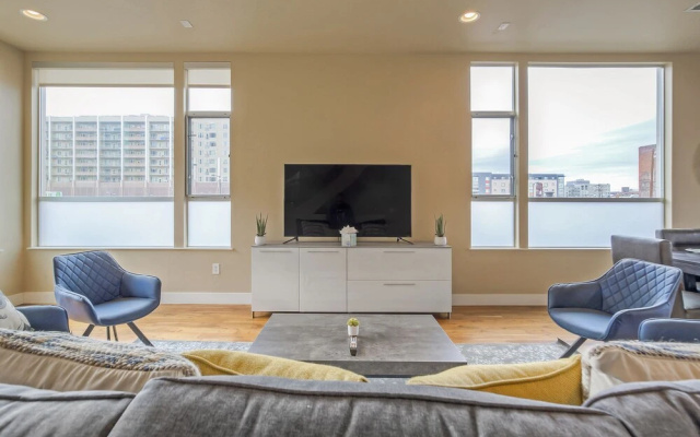 Swanky Downtown Loft! City Views! Sleeps 10!