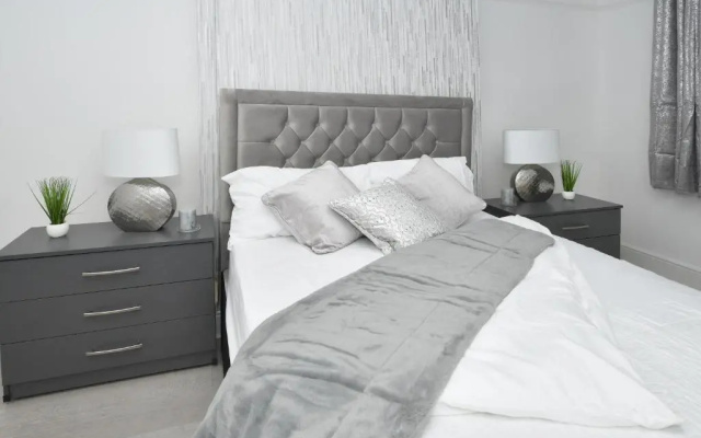 Beautiful 3-bed House by Ministays Stoke-on-trent