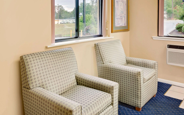 Super 8 by Wyndham Laurel