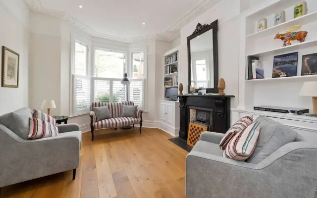 Spacious 4 Bed House, Battersea