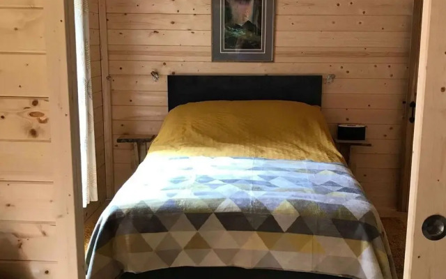 Off Grid Cabin Sleeps 2, Pets Ok, 20 min to Dunoon