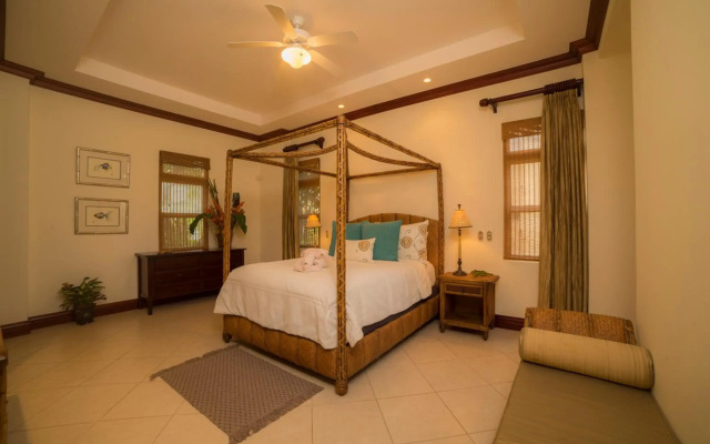 3 bedroom Bella Vista close to pool