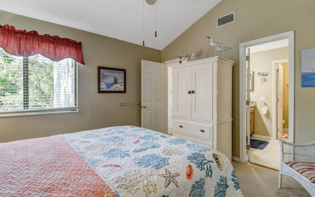 Dog Friendly Forest Ridge Condo Close to Beach by RedAwning