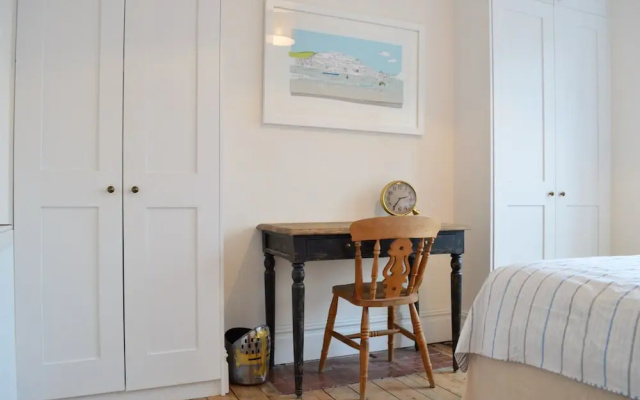 Shepherd's Bush 2 Bedroom Flat With Garden