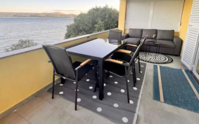 Beachfront Apartment Live