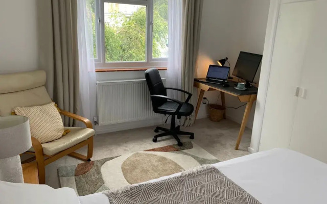 2 Bed-sleeps 4-parking-pets-10 min Walk to Beach