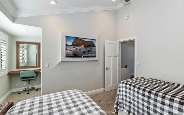 029 Lakefront Luxury Home