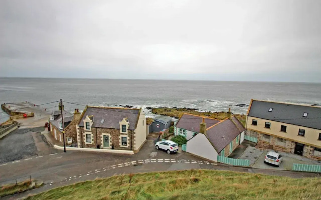 Findochty Beach House - Private Garden-beachfront