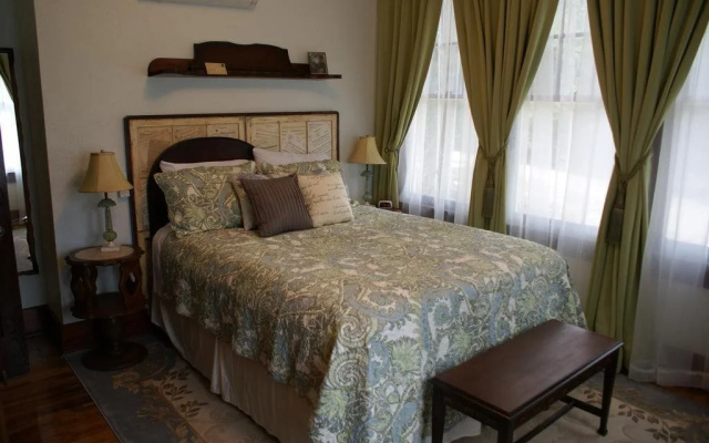 Inn the Oaks