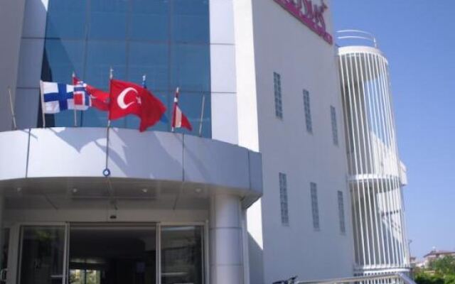 Risus Hotel Side вид на фасад
