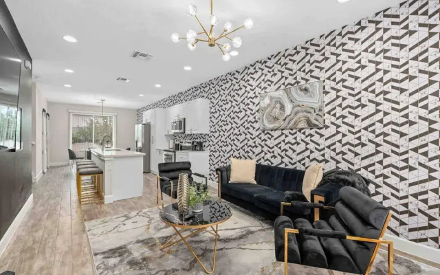 Super Epic- Sleeps 32 TWO Separate Townhomes