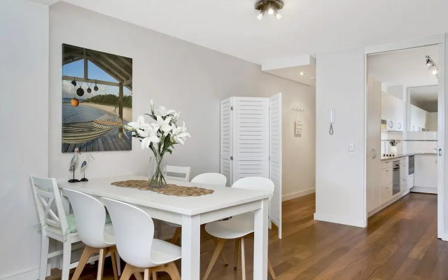 Beautiful 2 Bedroom Apartment Overlooking Manly Wharf - MAN29