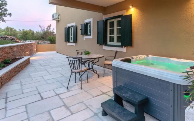 TEONA Luxury Studio Apartment with jacuzzi and garden view