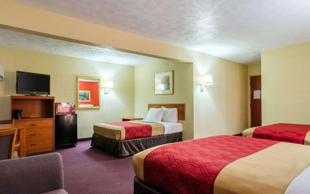 Econo Lodge Interstate 35 Exit 183