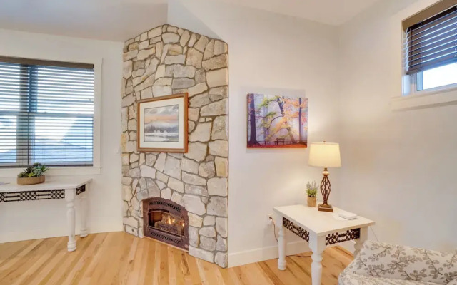 2 Mi to Town: Castle Rock Retreat w/ Fireplace!
