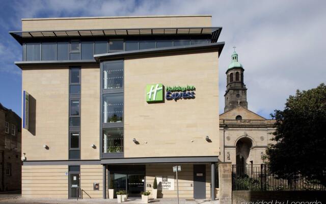 Отель Holiday Inn Express Edinburgh Royal Mile Великобритания, Эдинбург - 1 отзыв об отеле, цены и фото номеров - забронировать отель Holiday Inn Express Edinburgh Royal Mile онлайн вид на фасад