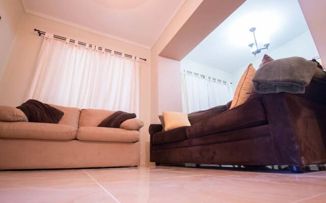 Отель The Bailey's New Kingston Suites комната для гостей