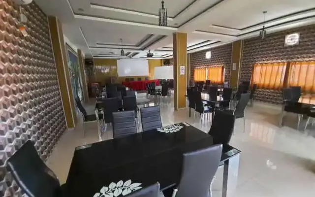 Favour Hotel by Oyo Rooms