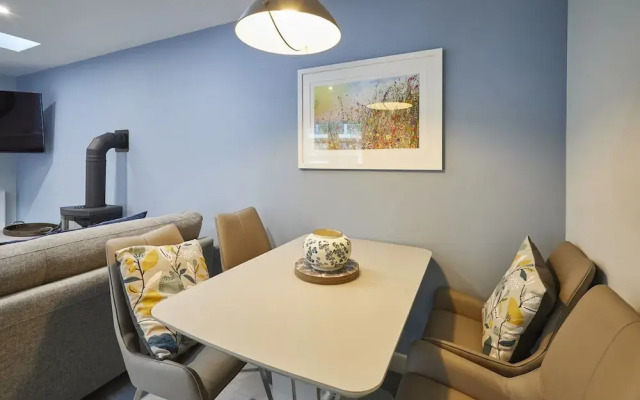 Host Stay Harrow Bothy