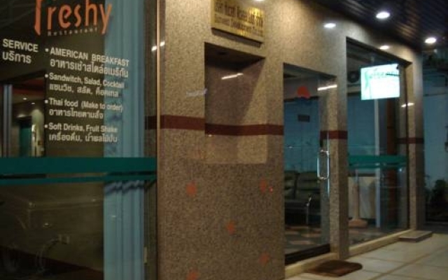Апартаменты Sunwest Apartment Пхукет вид на фасад