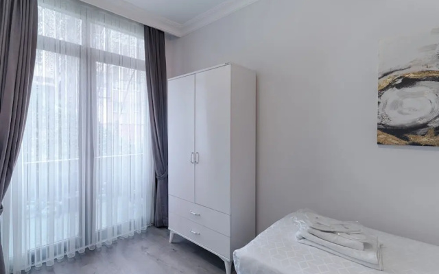 Gorgeous Central 2BR Condo w City Views