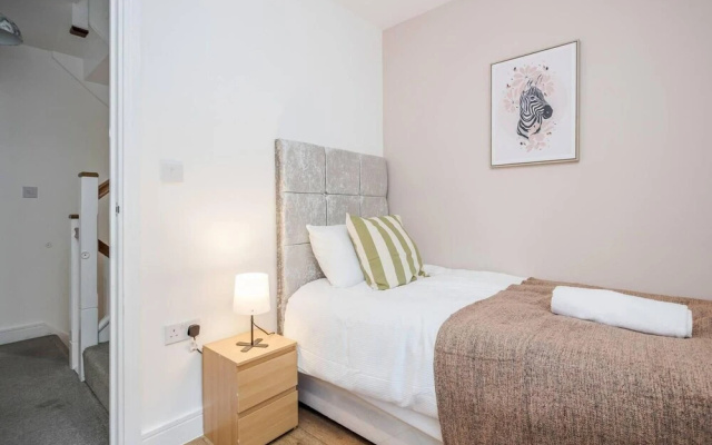 tms Cheerful 5bdr House! Thurrock! Free Parking!
