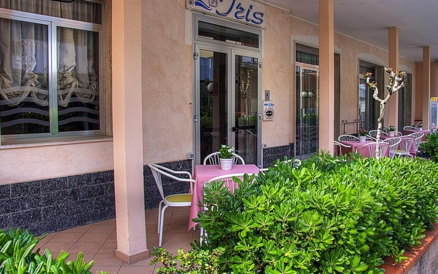Отель Villa Iris Римини вид на фасад