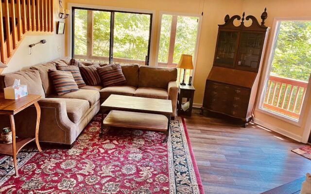 Bear's Mountaintop Views 3 Bedroom Chalet by RedAwning