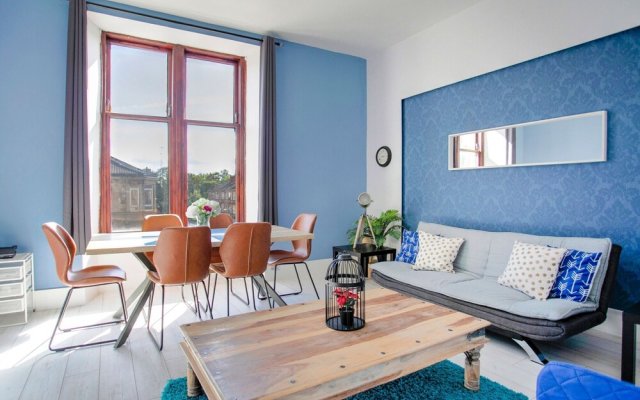 Bright Apartment in Glasgow near Paisley West End